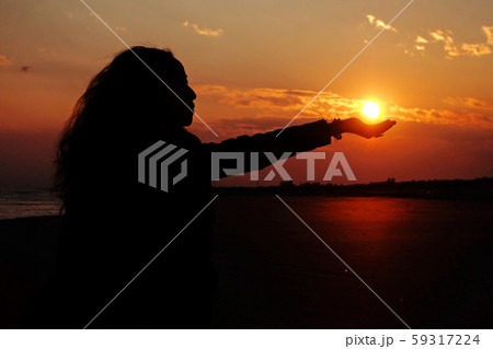 手のひらで受け止める太陽
