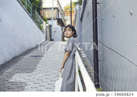 女性 ポートレート 屋外 ガードレールの写真素材