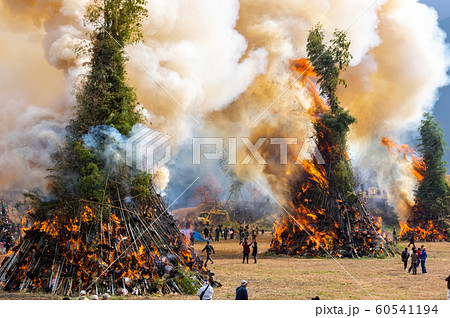 どんどや 炎 美里町 緑川の写真素材