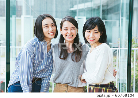 ３人組 かわいい 女の子 三人の写真素材 Pixta