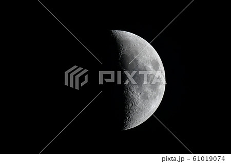 上弦の月の写真素材