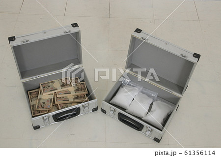 アタッシュケース 現金 札束 お金の写真素材