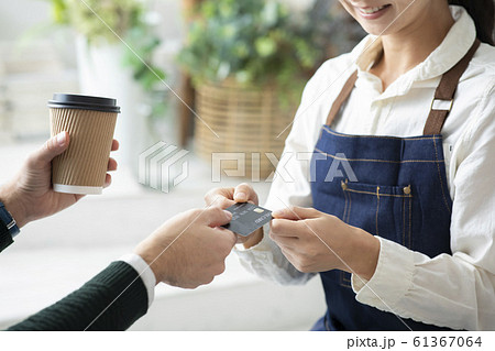 女性 差し出す コーヒー ホットドリンクの写真素材 女性 差し出す コーヒー ホットドリンクの写真素材