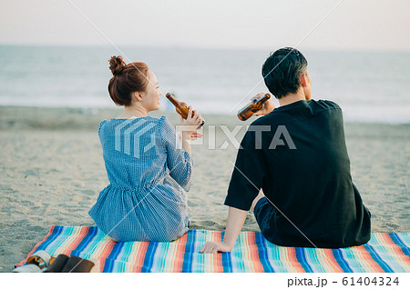 後ろ姿 ビーチ 海 カップルの写真素材