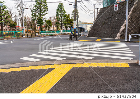 誘導ブロック 黄色 歩道 タイルの写真素材