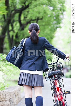 高校生 中学生 後ろ姿 ブレザーの写真素材