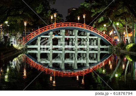 赤い太鼓橋の写真素材 - PIXTA