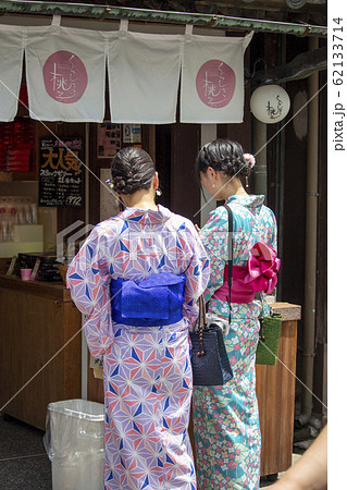 女性 うなじ 着物 和服 屋外 女の子 代 昼間 後ろ姿の写真素材