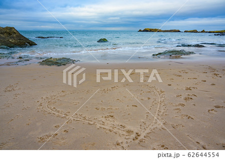 海 砂浜 ハート 風景 ハートマークの写真素材