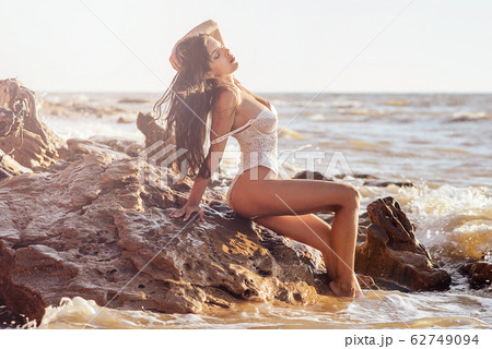 水着 海 少女の写真素材