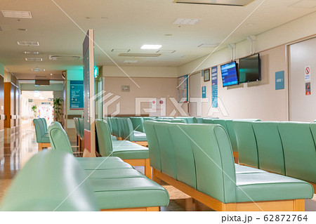 病院 待合室 待ち合いロビー 人物の写真素材
