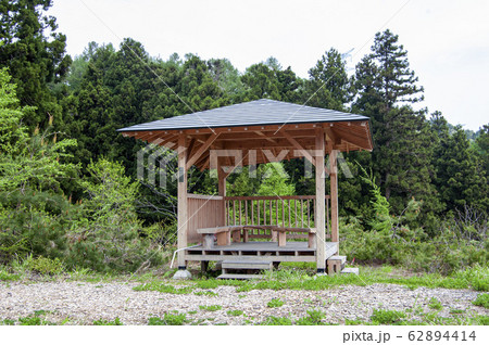 イス 野外 東屋 樹木の写真素材