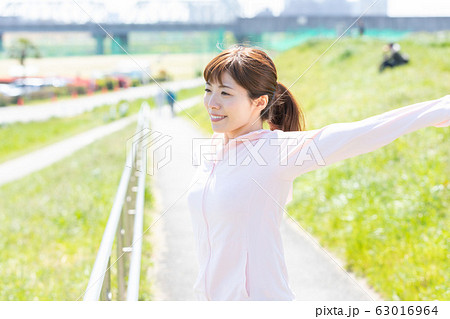 河原 土手の写真素材