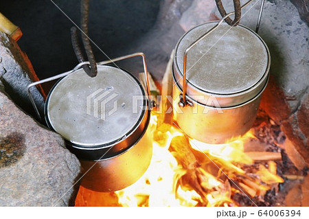 おかま 火おこし 野外炊飯 火の写真素材