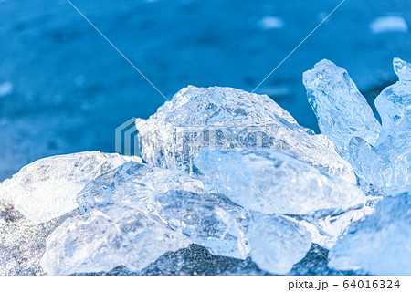 宝石 背景 青 水色 ダイヤモンドの写真素材