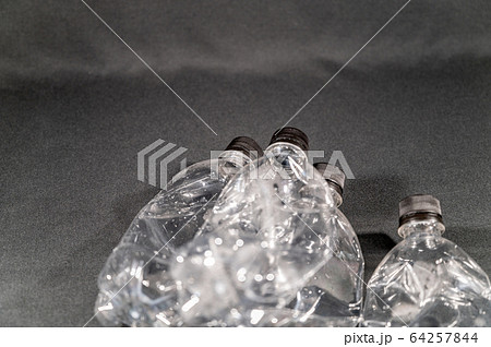潰す ペットボトルの写真素材