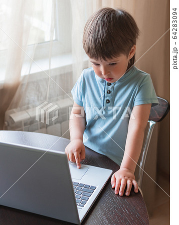 赤ちゃん ノートパソコン 興味 触るの写真素材