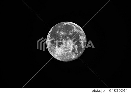 月 満月 白黒 クレーターの写真素材