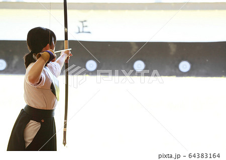 人物 女性 弓道 弓 射的 矢 女子の写真素材 - PIXTA