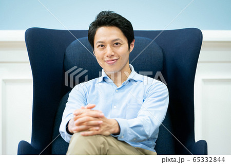 椅子 座る 男性の写真素材