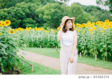 花 向日葵 麦わら帽子 ひまわり畑の写真素材