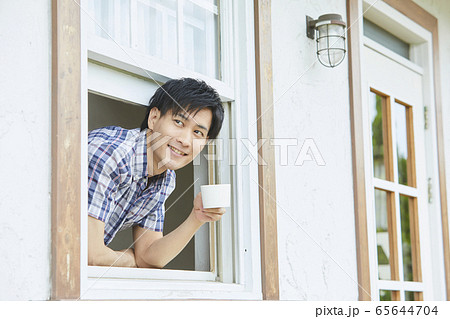 身を乗り出すの写真素材