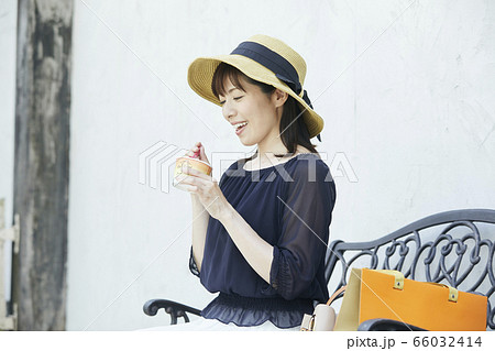 人物 女性 アイス 食べるの写真素材