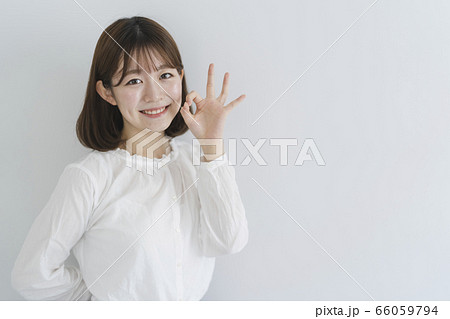 アイドル かわいい ポーズ 女性の写真素材