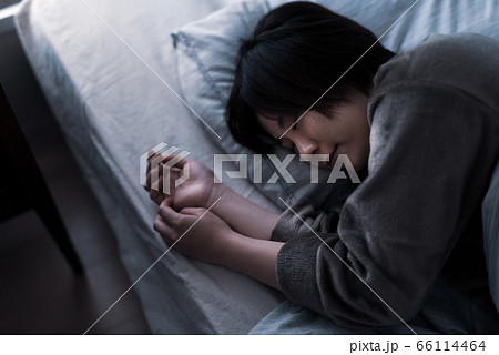 寝顔 女性の写真素材