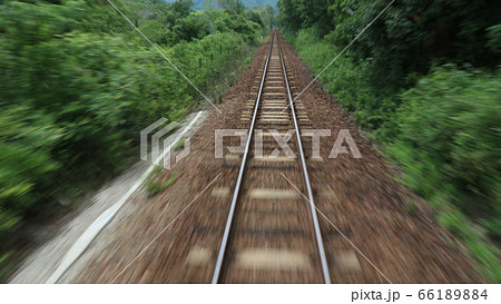 スピード 流れる 車窓 背景の写真素材