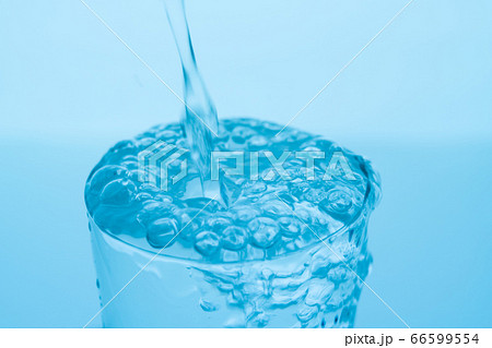 水 グラス コップ 溢れるの写真素材