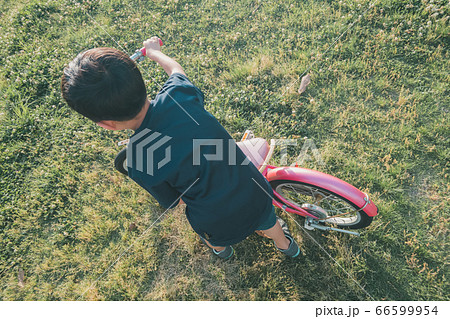 自転車 小学生 低学年 乗るの写真素材