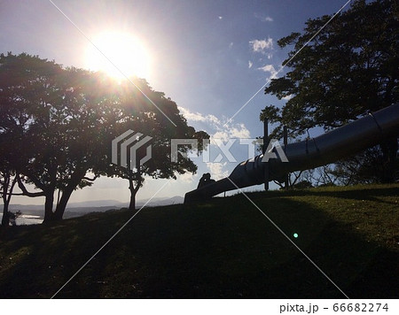 公園 シルエット 滑り台 青空の写真素材