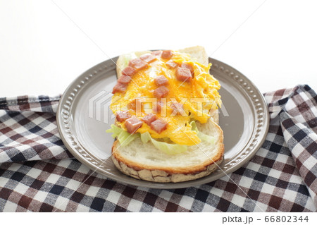 サンドイッチ オムレツ ランチョンミート スパムの写真素材 Pixta