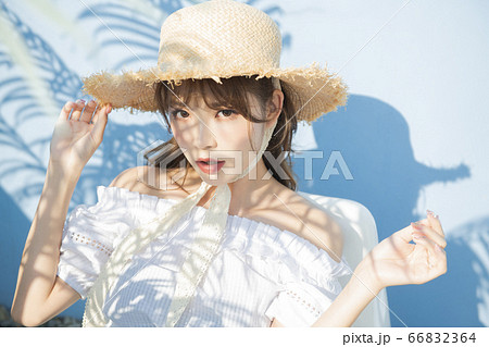 麦わら帽子 女の子の写真素材