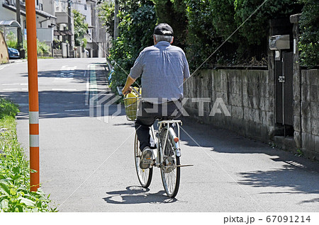 サイクリング 自転車 男性 後ろ姿の写真素材