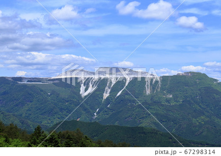 鳥形山 石灰石 露天掘り鉱山 石灰石鉱山の写真素材