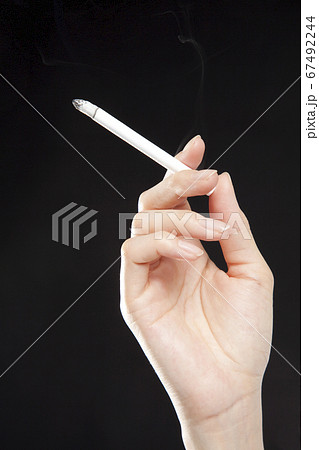 タバコ 手元 煙草 たばこの写真素材