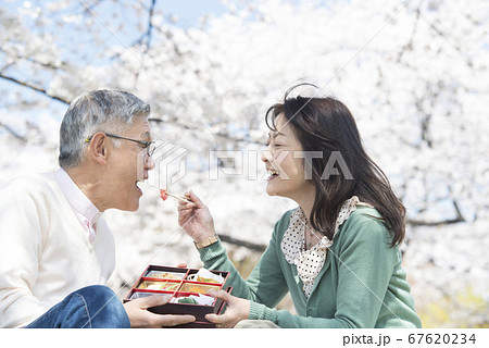 女性 あーん 夫婦 カップルの写真素材