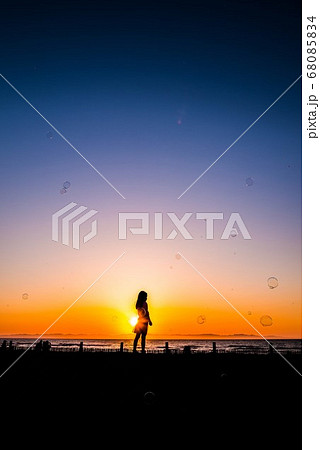 シャボン玉 子供 人物 影の写真素材