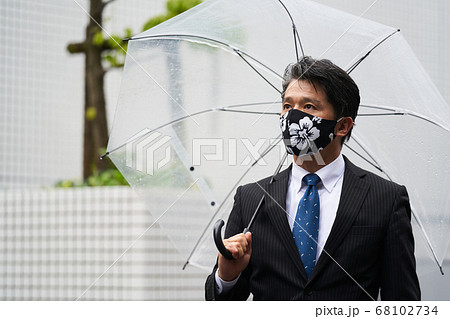 ビニール傘 雨の写真素材