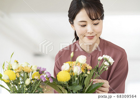 生け花 可愛い 飾る 切り花の写真素材