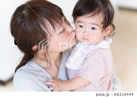 子供 女性 母子 キスの写真素材