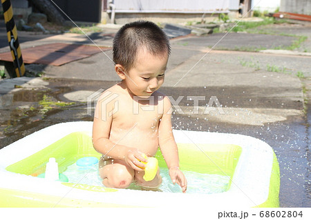 小学生　プール 裸 水遊び 子供 プール 裸の写真素材 - PIXTA