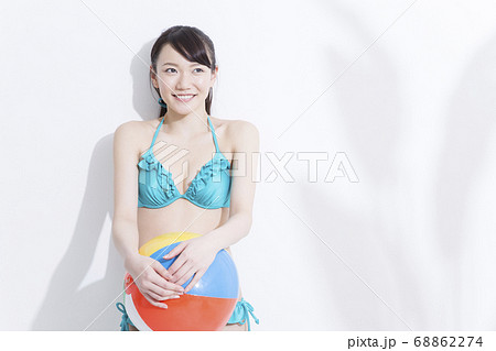 女性 女の子 水着姿 かわいいの写真素材
