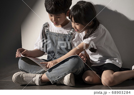 子供 外国人 女の子 男の子 かわいいの写真素材