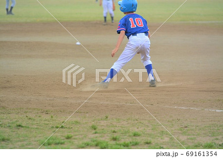 野球 バッター 後ろ姿 ユニフォームの写真素材