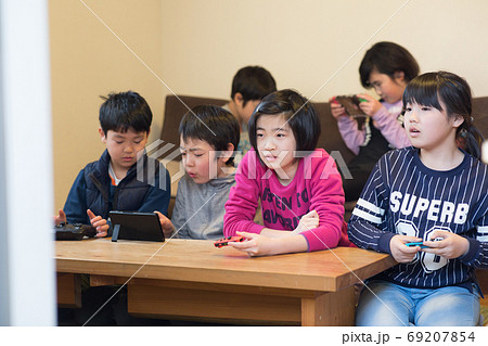 テレビゲーム 子供 友達 ゲームの写真素材 テレビゲーム 子供 友達 ゲームの写真素材