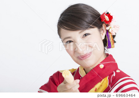 人物 女性 アイス 食べるの写真素材