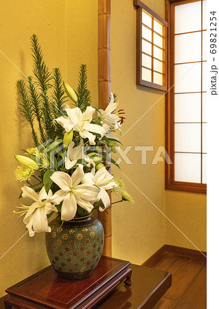 フラワーアレンジメント 生け花 花 竹の写真素材